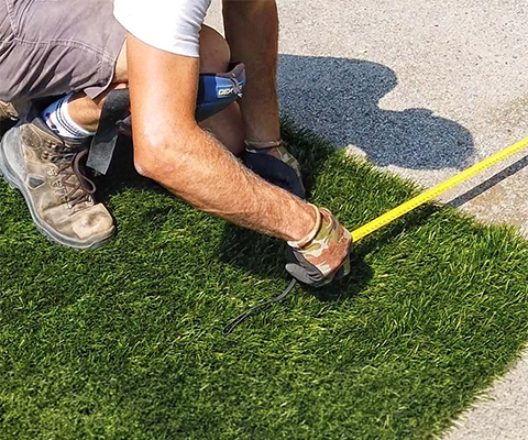 Posa in opera - Posa del manto sintetico, incollaggio, fissaggio perimetrale e rifilatura