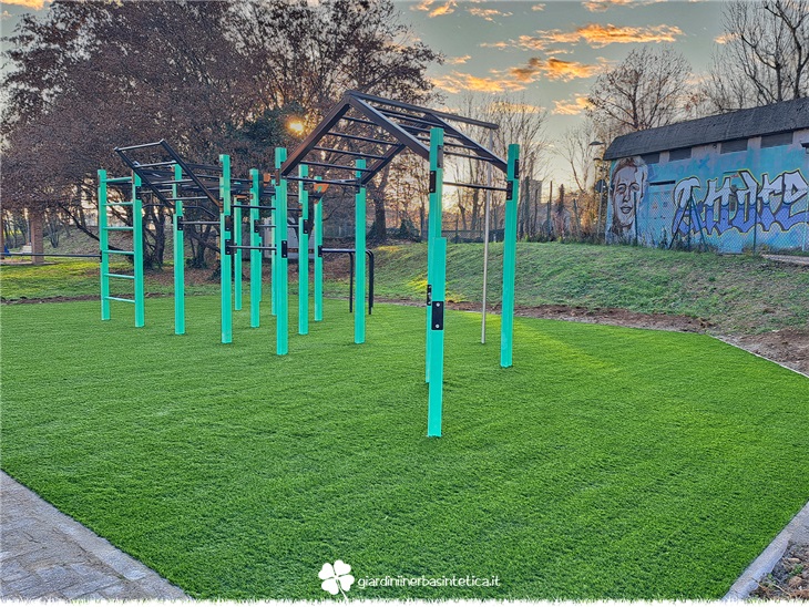 Prato sintetico come pavimentazione per area fitness comunale - giardiniinerbasintetica.it