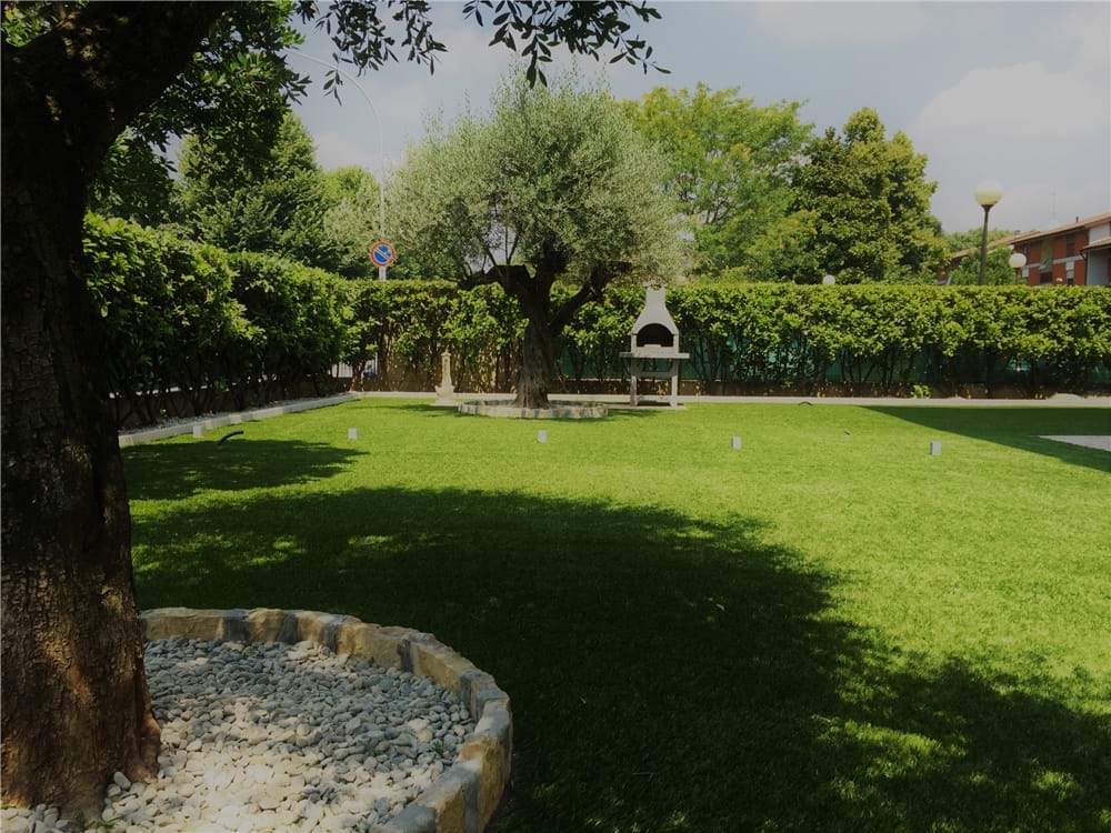 News Un giardino comune a zero spese? Con l'erba sintetica si può