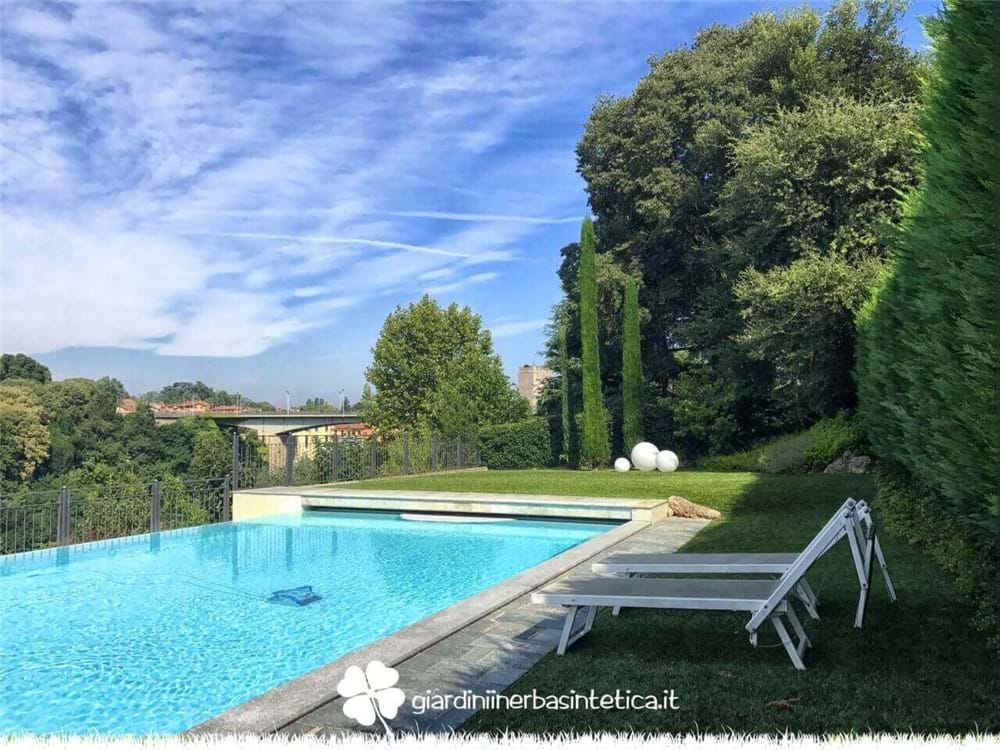 News Ecco perché scegliere un prato sintetico se si ha una piscina in giardino