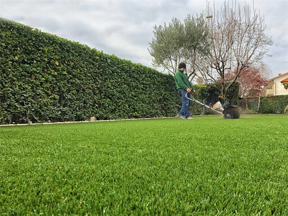 News Come, quando e perché spazzolare il tuo prato in erba sintetica