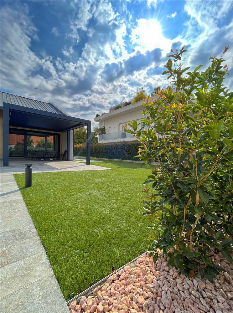 News Come ristrutturare un giardino con erba sintetica