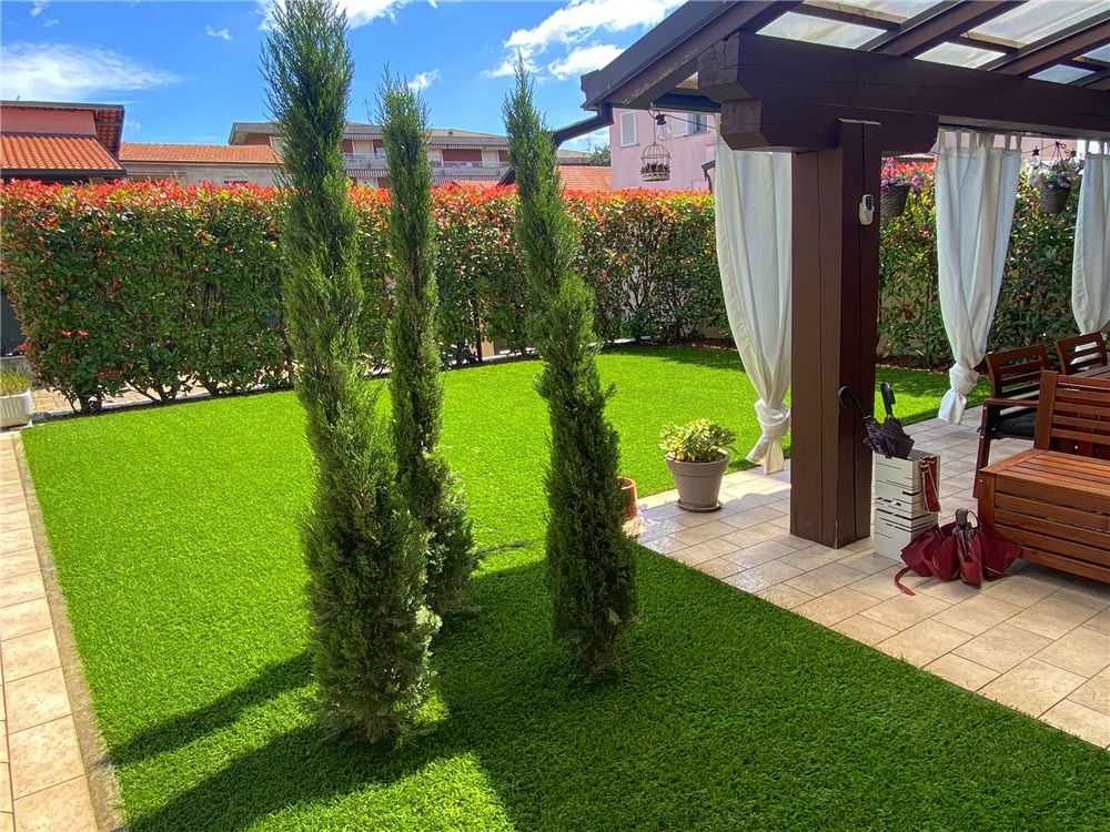 News Come sistemare un giardino con erba sintetica