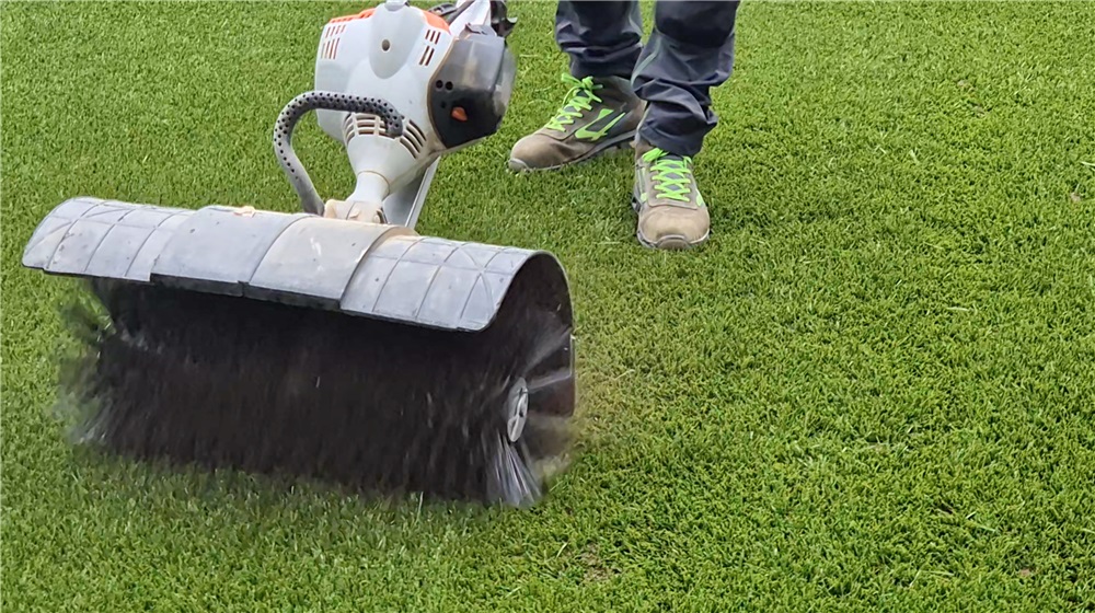 News Spazzola per prato sintetico: perché è importante e come usarla correttamente